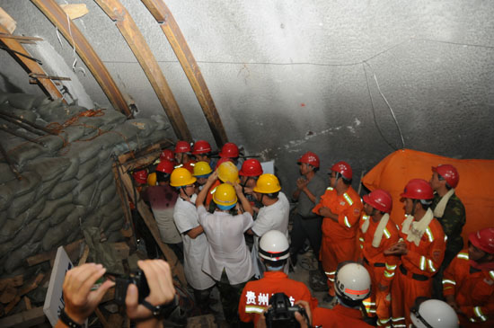 铜仁石阡隧道坍塌事故 13名被困工人遇险140小时后成功获救