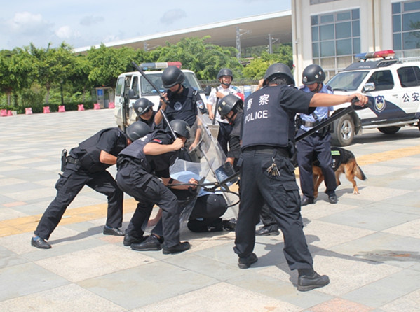 海南万宁火车站派出所成立“反恐怖 保安全”青年安保志愿者服务队