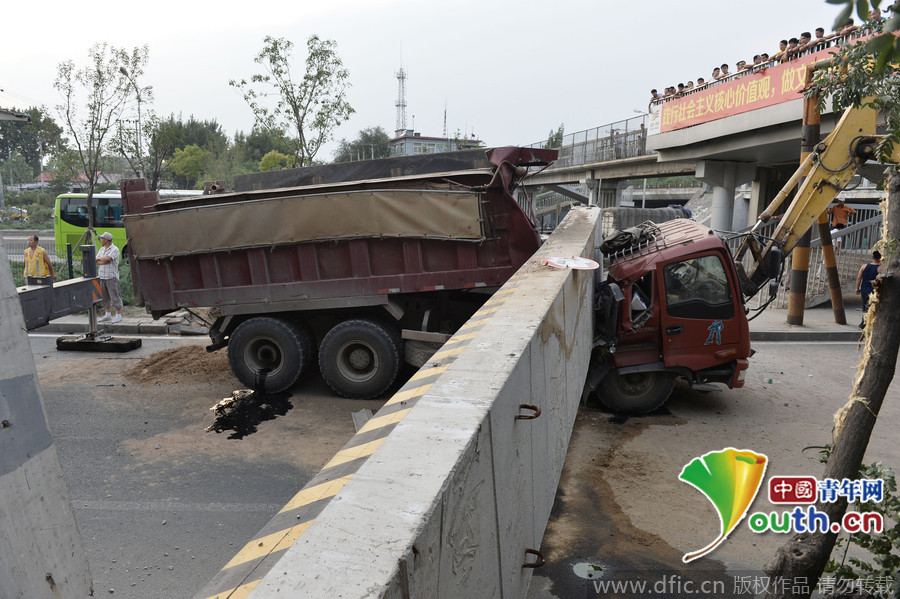 北京一渣土车撞倒限高桥被“卡”动弹不得