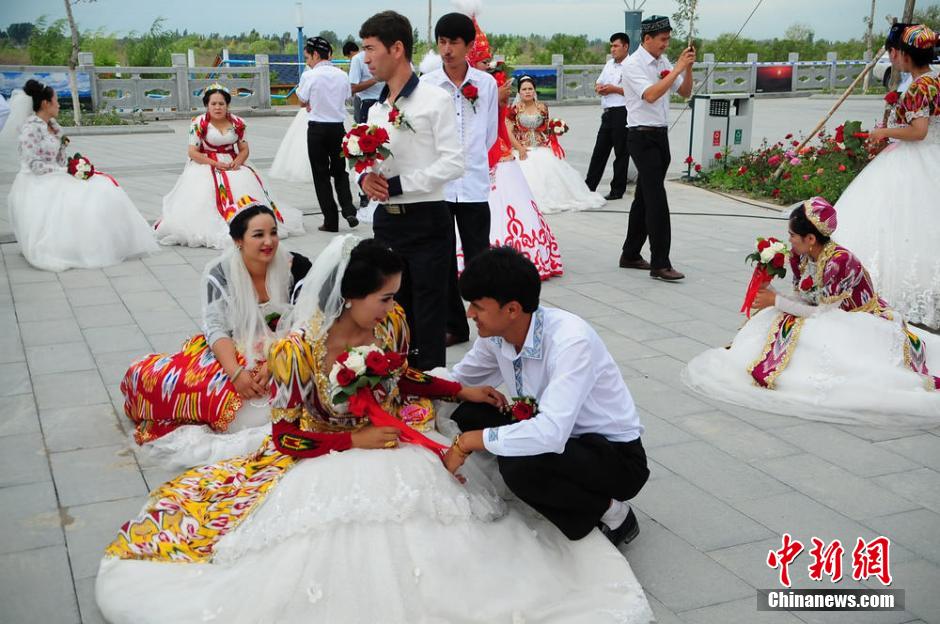 新疆伊犁州60周年庆 60对新人集体婚礼