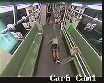 上海：老外在地铁上晕倒 车厢乘客10秒内跑光