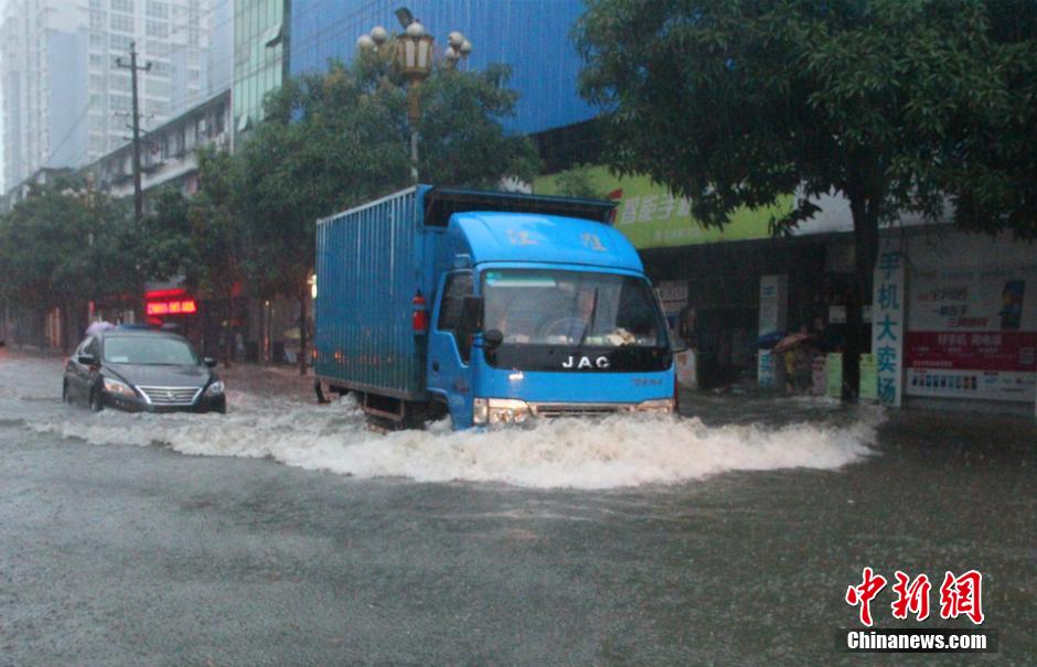 广西柳州遭强降雨袭击 中心街道变“汪洋”