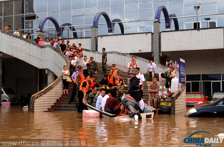 浙江丽水遭遇暴雨突袭 多处群众受洪水围困