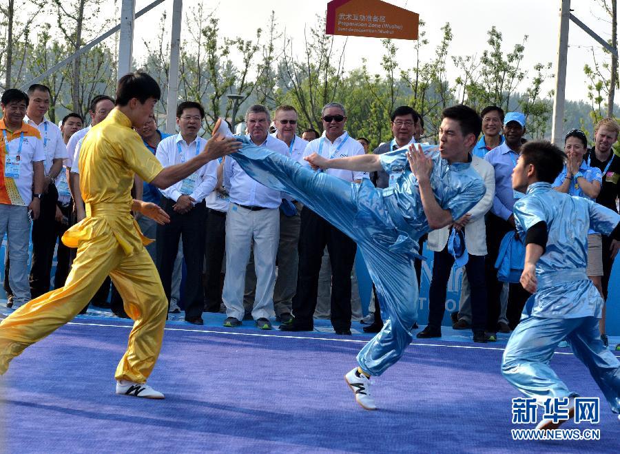 巴赫来到南京2014体育实验室参观体验