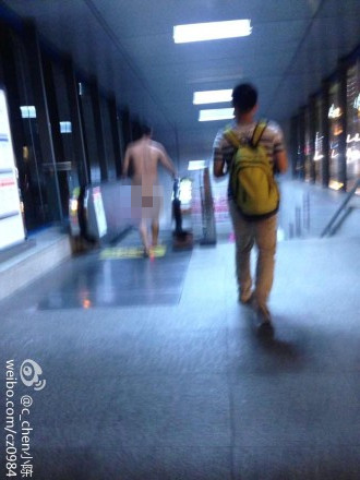 成都地铁站惊现裸男：冲过安检爬过闸机 行人很淡定
