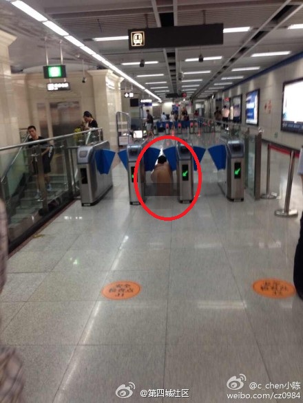 成都地铁站惊现裸男：冲过安检爬过闸机 行人很淡定