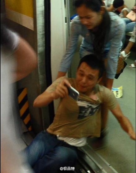 男子玩手机 被女友拖进地铁
