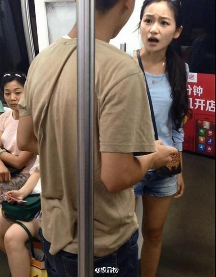 男子玩手机 被女友拖进地铁