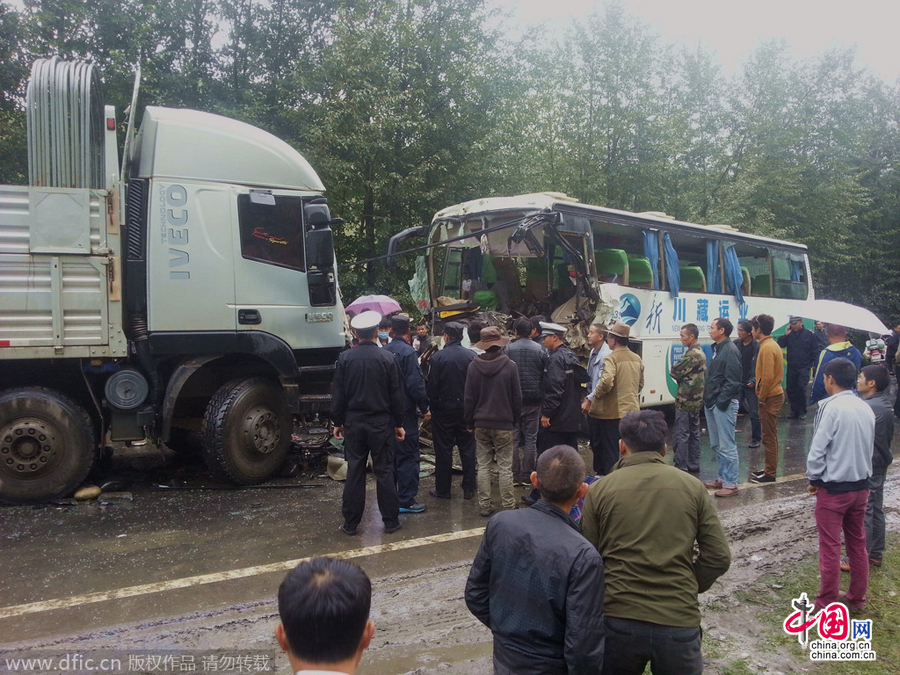四川甘孜州新都桥货车与客车相撞 致2死23伤