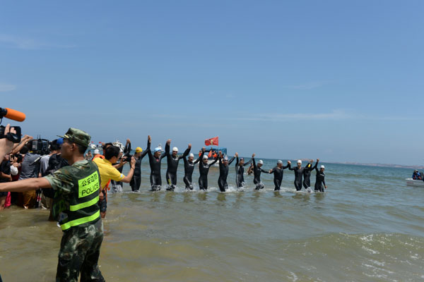耗时近百小时 两岸14“泳士”顺利横渡台湾海峡