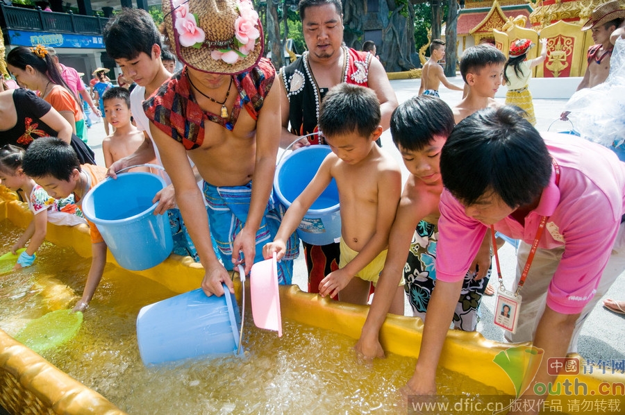 深圳万人冰桶大挑战 场面壮观如泼水节