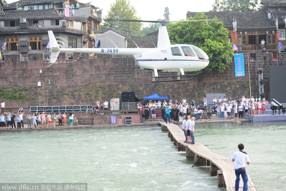 湖南凤凰最大冰桶挑战 直升机吊水泼众人