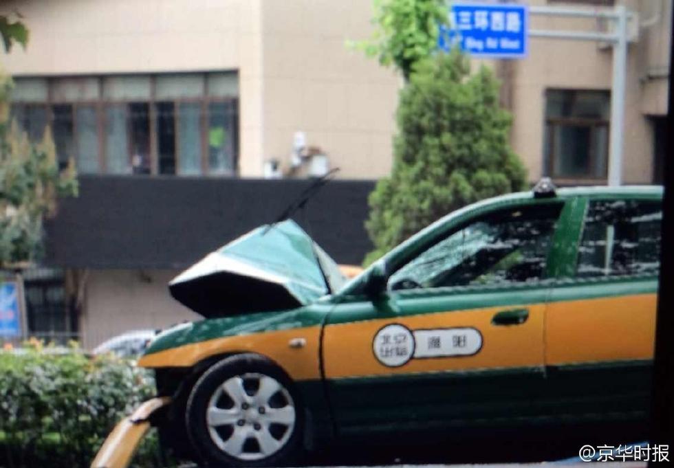 北京一出租车撞树3人亡 疑为疲劳驾驶