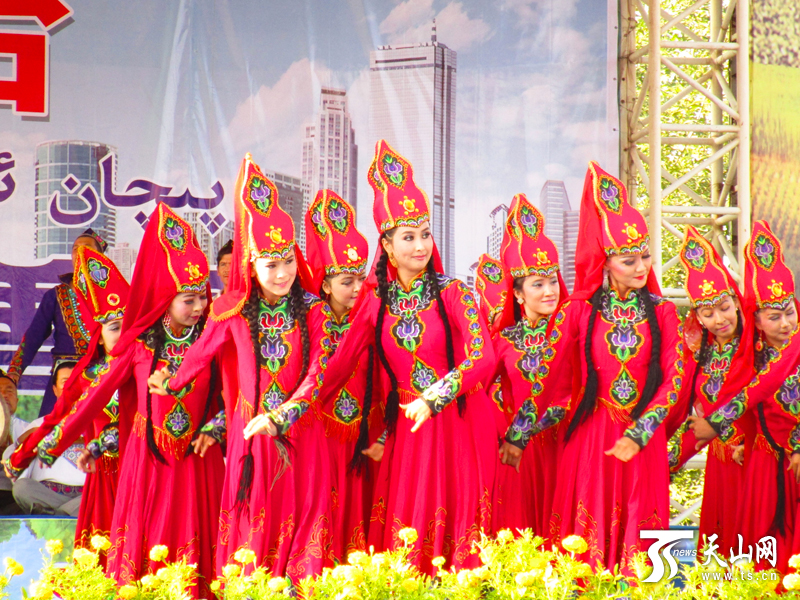 全国旅游网媒新疆行围观见证吐鲁番葡萄节鄯善分会场开幕（高清组图）