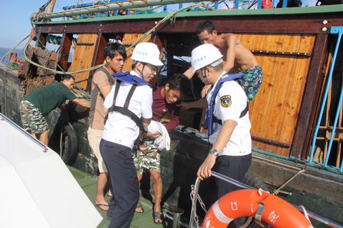 海南清澜海上搜救分中心成功救助受伤渔民