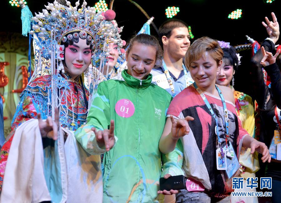 青奥运动员体验中国传统戏曲
