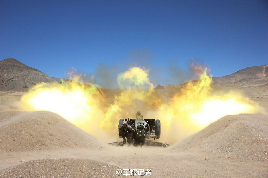 震撼瞬间：解放军榴弹炮4500米高原实弹射击