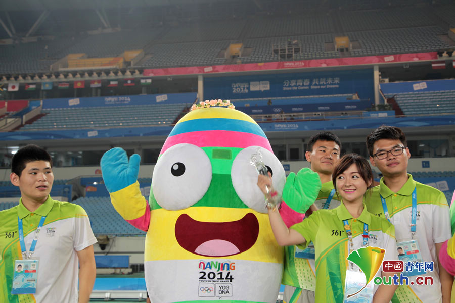 规模宏大的南京青奥会志愿者盛典在主体育场举办