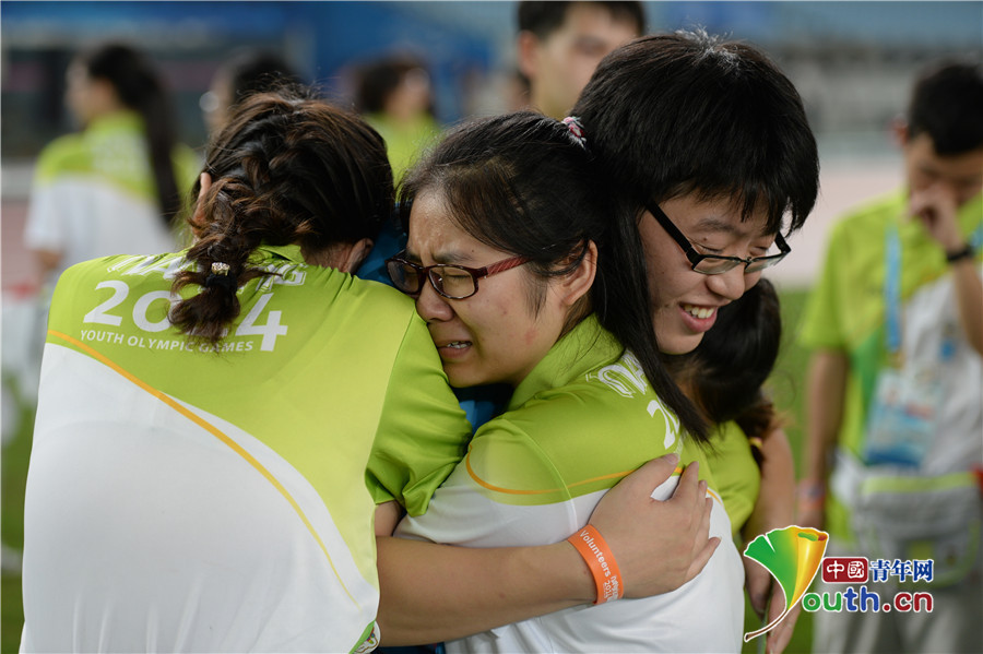 规模宏大的南京青奥会志愿者盛典在主体育场举办