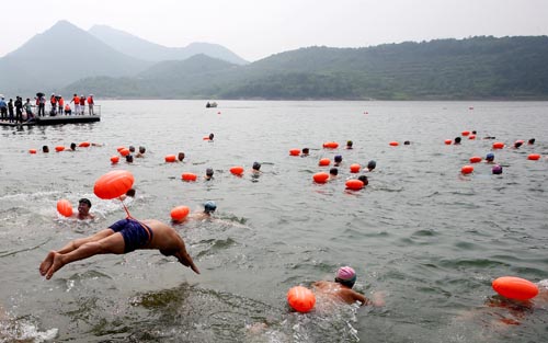 北京平谷300人横渡金海湖挑战自我