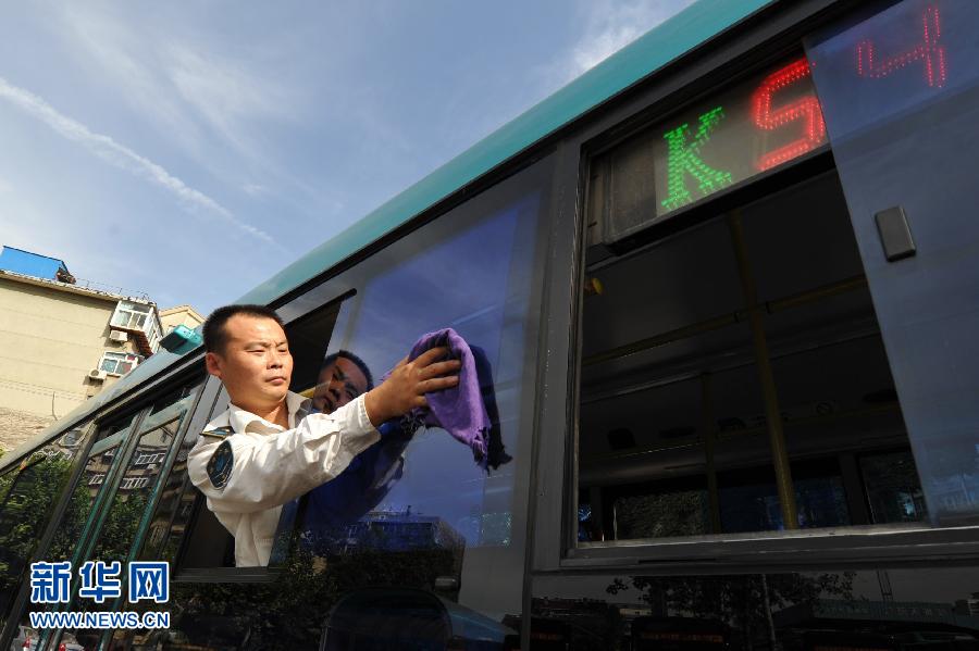 济南公交车窗改为“推拉式”便于乘客逃生