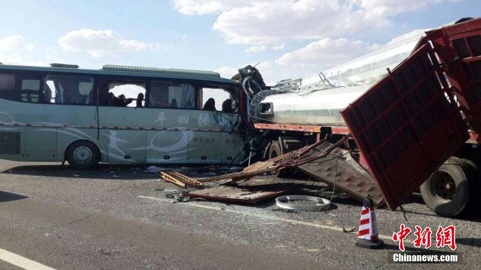 新疆客车在甘肃与半挂车相撞己致13死50伤
