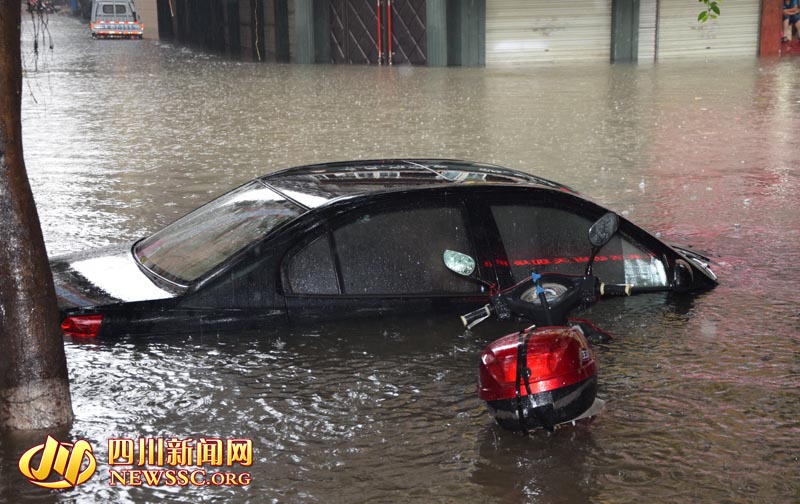 四川广安岳池县遭暴雨袭击 车辆被淹市民靠橡皮艇出行