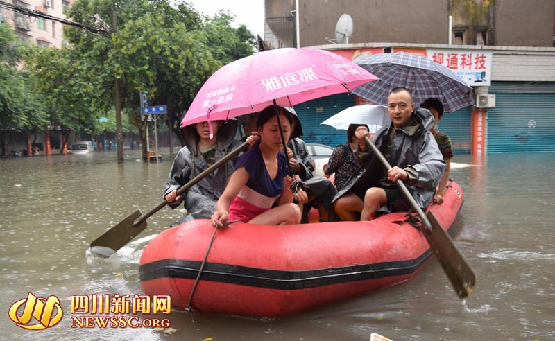 四川广安岳池县遭暴雨袭击 车辆被淹市民靠橡皮艇出行