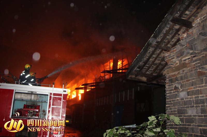 四川自贡一厂房发生大火 百米远可闻纸制品燃烧焦味