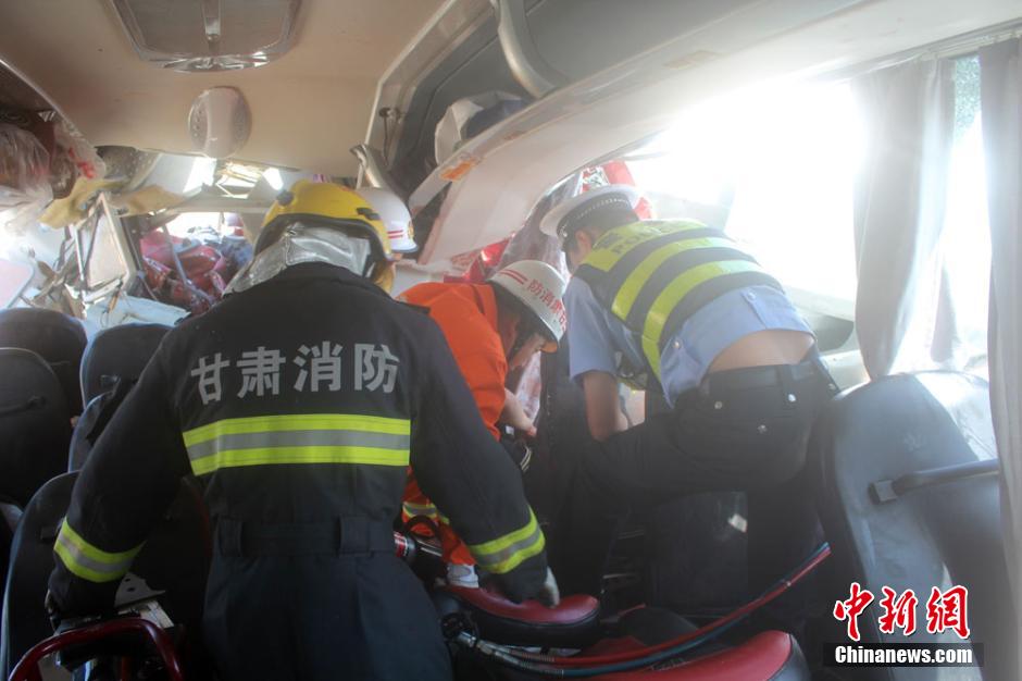 新疆客车在甘肃与半挂车相撞己致13死50伤