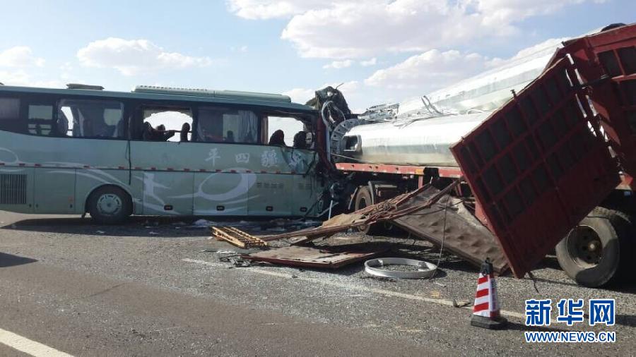 新疆一大客车在甘肃境内发生车祸致13人死亡