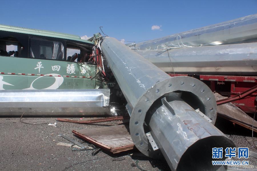 新疆一大客车在甘肃境内发生车祸致13人死亡