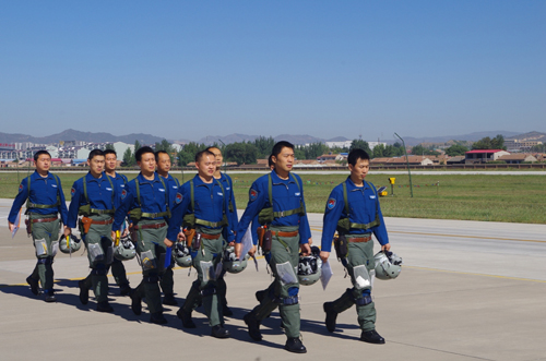 一批“80后”飞行员成为中方空军战斗群主力