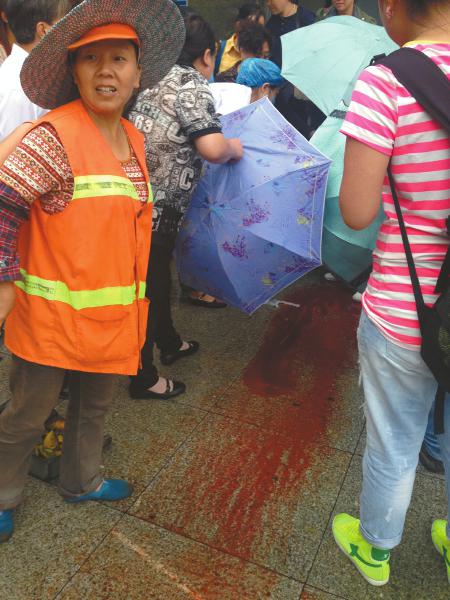 高龄孕妇雨中当街生子 20多名路人撑伞筑产房