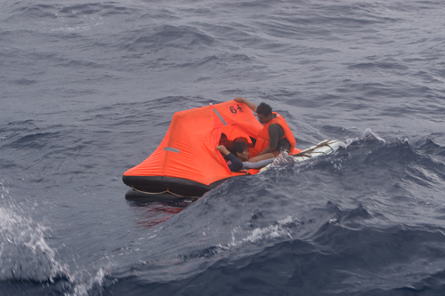 海南海警总队海警第三支队火速救援遇险沉没渔船