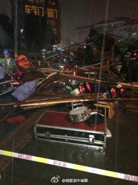 浙江永康戏台垮塌数十人被埋