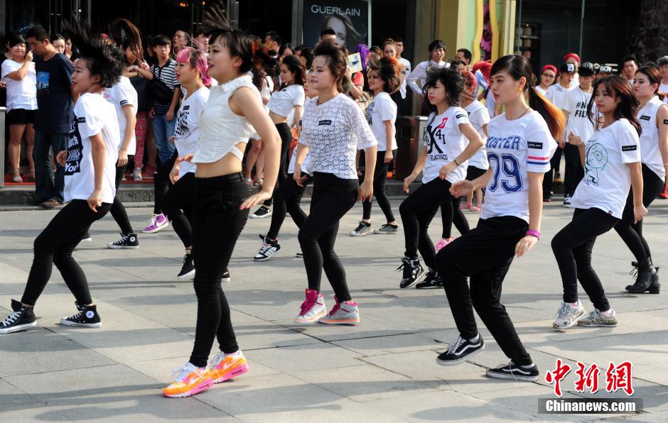 武汉年轻人闹市区玩快闪跳劲舞