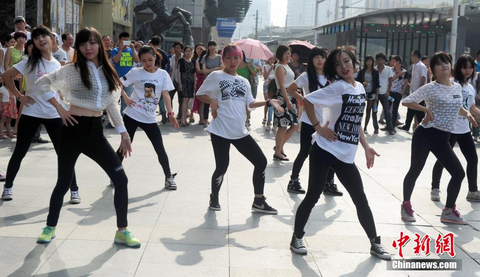 武汉年轻人闹市区玩快闪跳劲舞