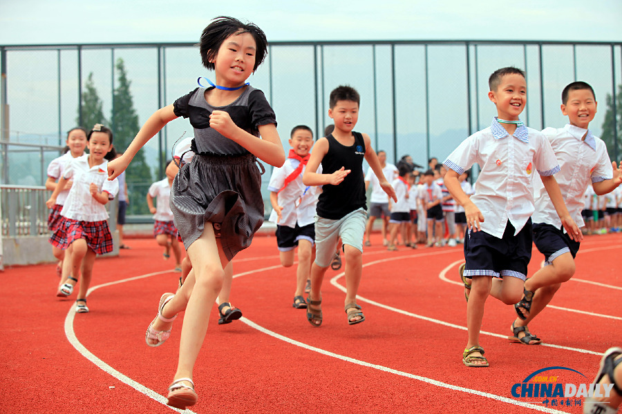 天台县赤城街道第二小学的房顶环形跑道正式启用,学生们首次在环形