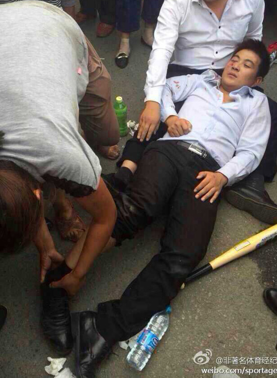北京：10余名城管围殴旁观执法者