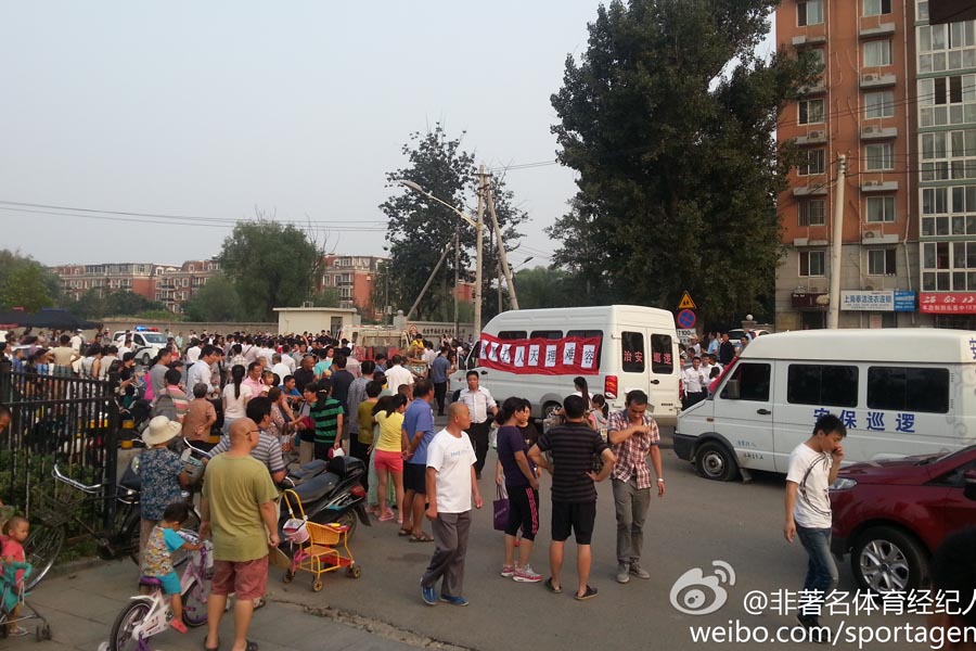 北京：10余名城管围殴旁观执法者