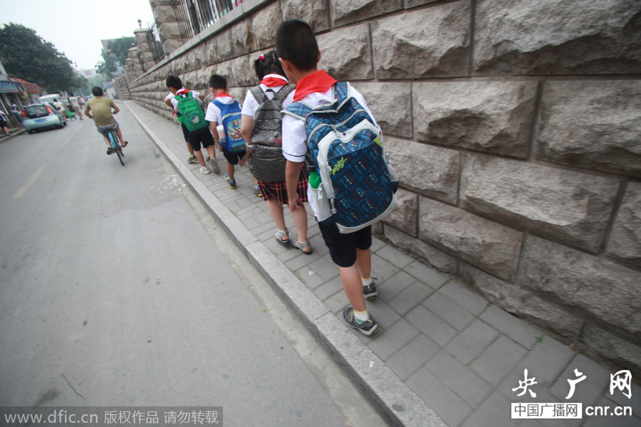 山东济南“最窄人行道”加宽40厘米 家长嫌窄学生途径仍是问题