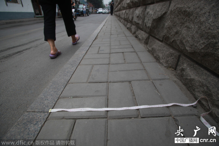 山东济南“最窄人行道”加宽40厘米 家长嫌窄学生途径仍是问题