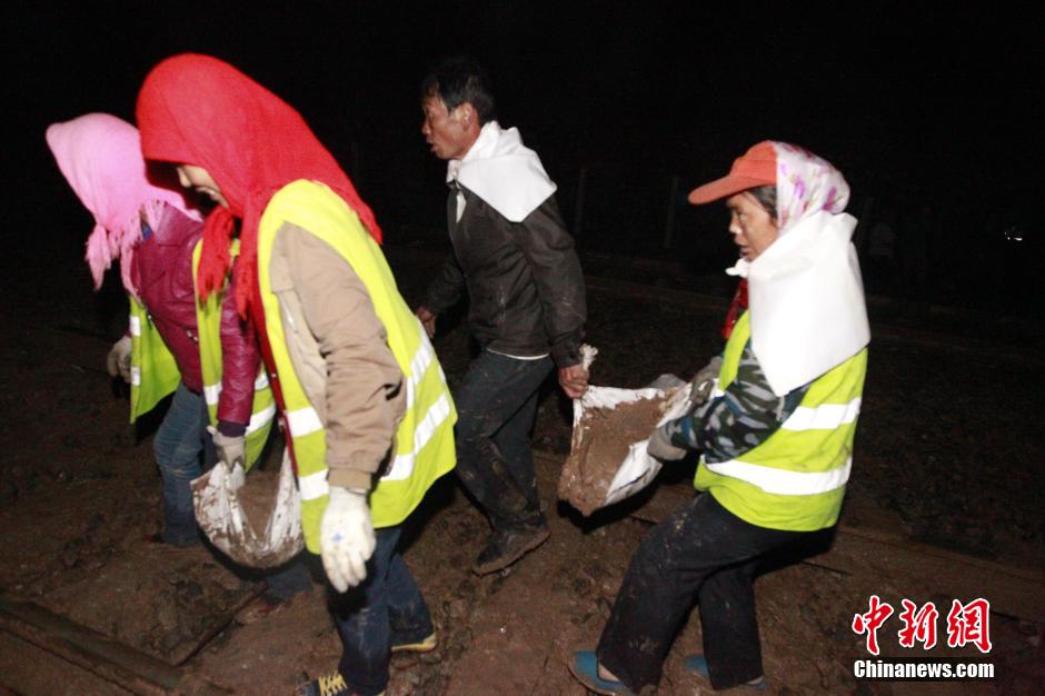 兰青铁路塌方段通行未受明显影响 二百多村民清淤