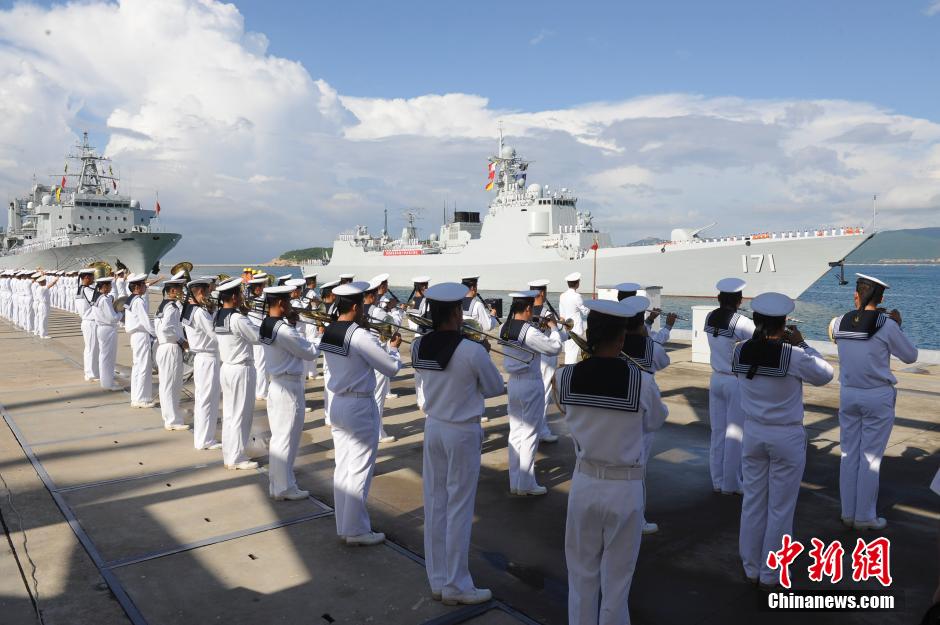 参加“环太平洋-2014”演习的舰艇编队返回三亚