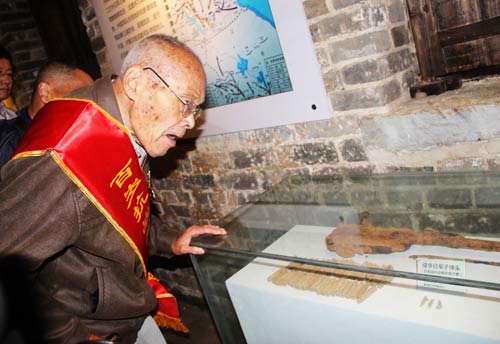 山东台儿庄纪念抗战胜利69周年 百岁老兵重走大战路