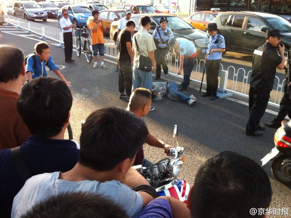 北京一男子持刀徘徊地铁口与警方对峙