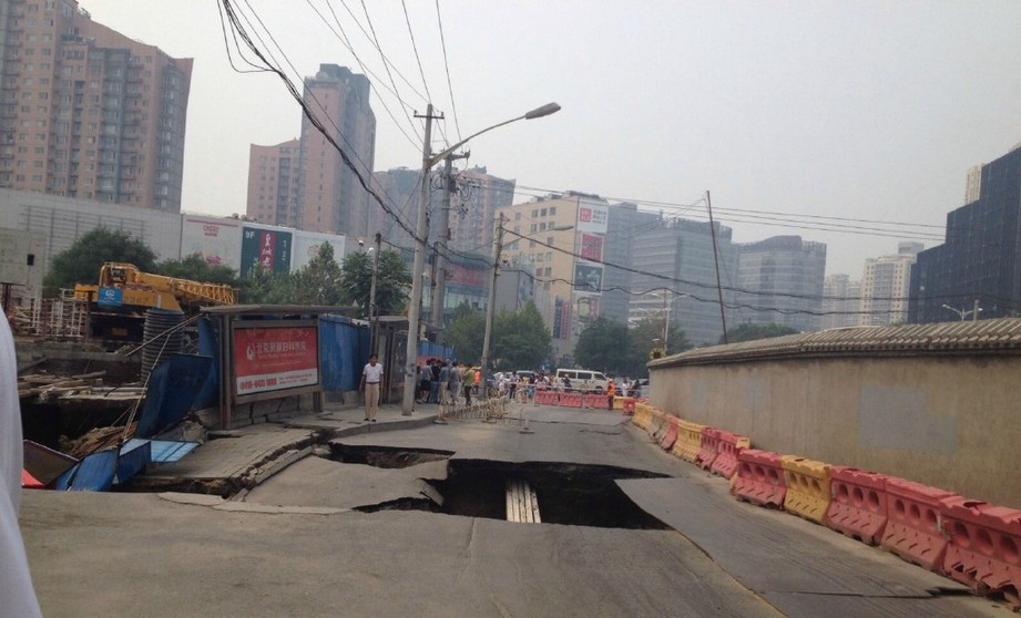 北京14号线地铁附近路面突然塌陷