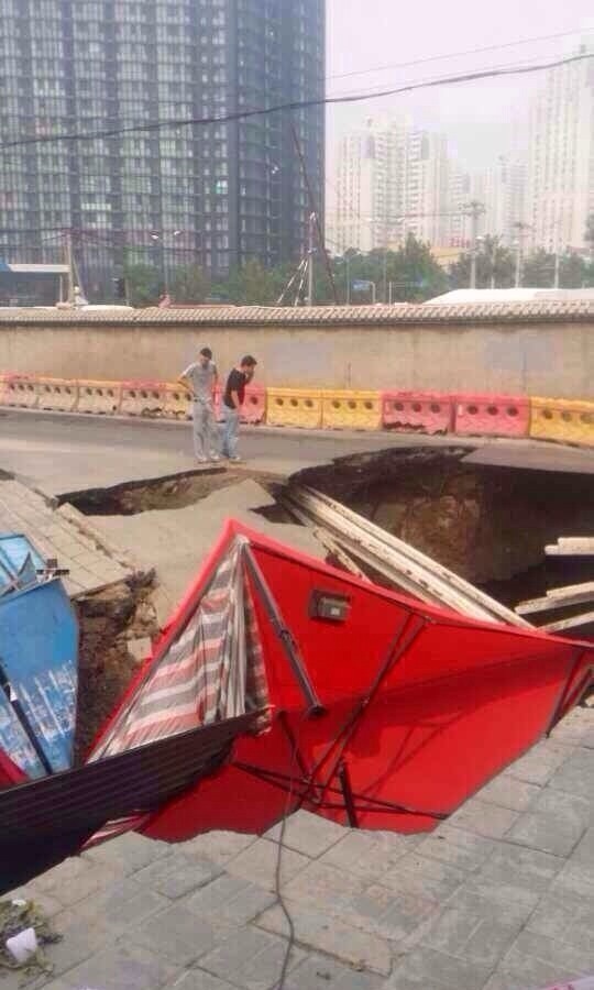 北京14号线地铁附近路面突然塌陷