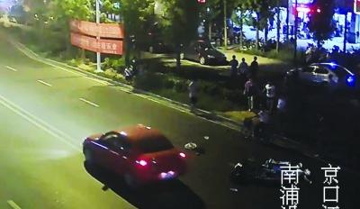 男子驾摩托车撞伤老人 从小路逃逸避开监控(图)